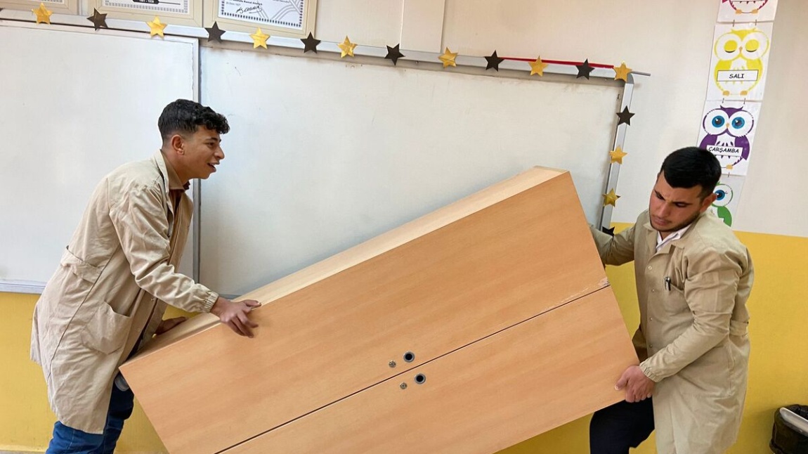 Mobilya Bölümü öğrencileri ilçemizde bulunan okullardaki mobilya onarımlarını gerçekleştiriyor